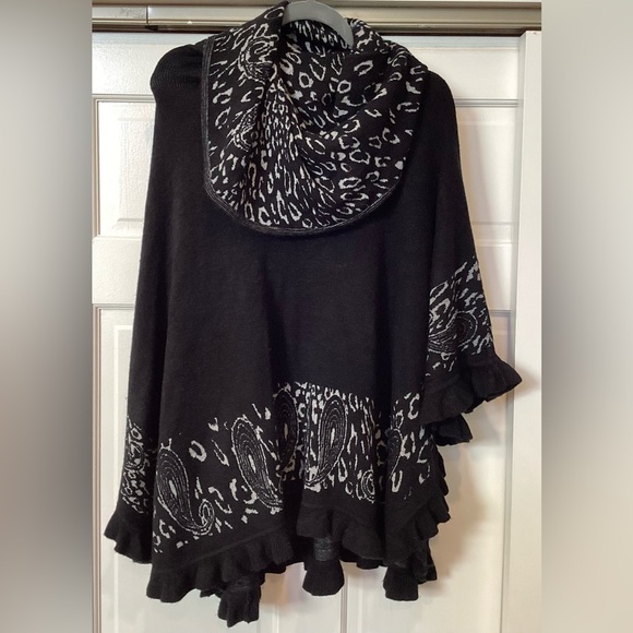 Sweaters - Black and White Sweater Poncho